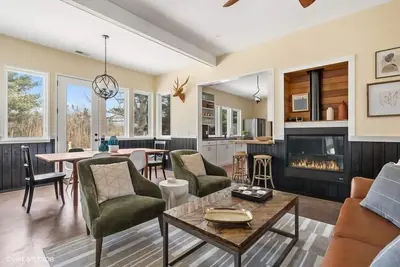 Image de Juniper Presents: Cozy Bungalow w/ Ev Charger and Hot Tub, Near Beaches