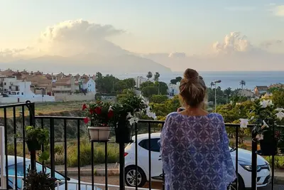 Surise Den- Walk to the beach, sea view and pool. Holiday rentals & winter stays