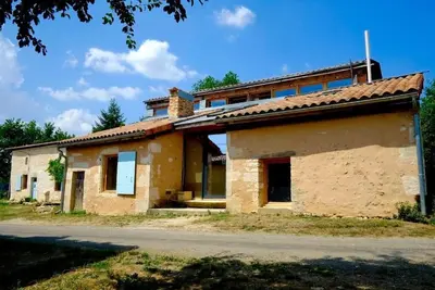 Image de La Maison des Forges, vaste maison de campagne atypique en lisière de forêt