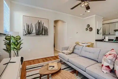 Image de Charming, newly remodeled townhome! - 5 minutes to the Domain/Q2 Stadium