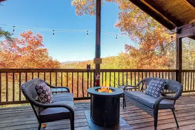 Image de ⭐️Stunning Views! ! 🏔360° Decks/Swings, Pool Access, HotTub/Fire Pit/Near Park