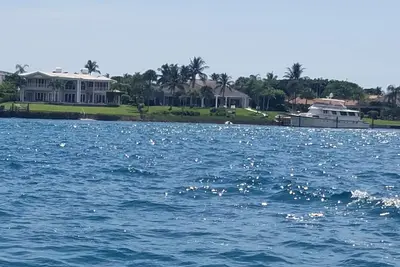 Image de Jupiter house near beach sleeps 10, heated enclosed pool.