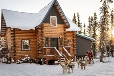 Image de Tucked in woods! Auroras seen here. Private. On-Site Sled Dog tour available!