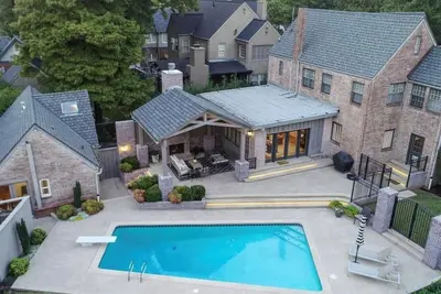 Image de Pga Historical Home in Maple Ridge 5 miles to Southern Hills