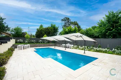 Image de Cheerful 3 Bedroom Residential Home with Pool