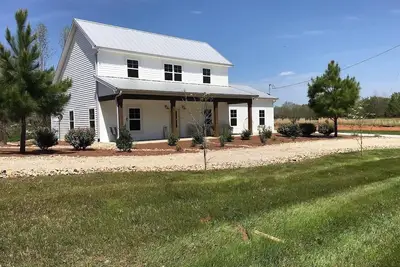 Image de Tims Ford Lake! Modern farmhouse right across street from State Park