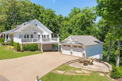 Image de Perfect location, luxury home with breathtaking lake view!