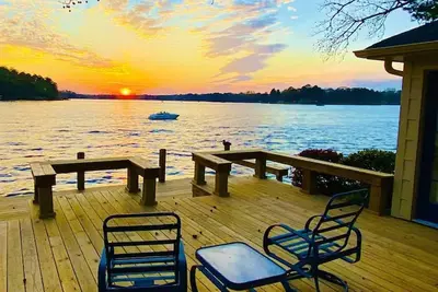 Image de Designer-styled waterfront cottage 5 min to Races