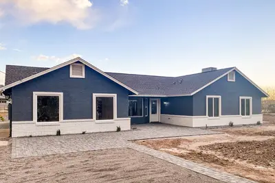 Image de Farmhouse Style Ranch house with Pickleball court and pool in Gilbert!