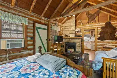 Image de Rustic Log Cabin! Romantic, Cozy, Quiet!