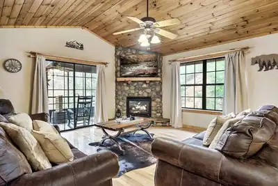 Image de Cozy Cabin Retreat: Hot Tub & Close to Smoky Mountain Attractions