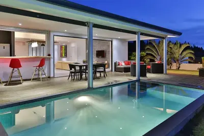 Image de Villa Vahine by Tahiti Homes, piscine et vue panoramique sur Moorea