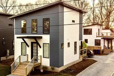 Image de ⭐️ Modern Durham Retreat ⭐️ 🐕📚🏊‍♀️🏙🏥🛍🏟🍔🥂 Close