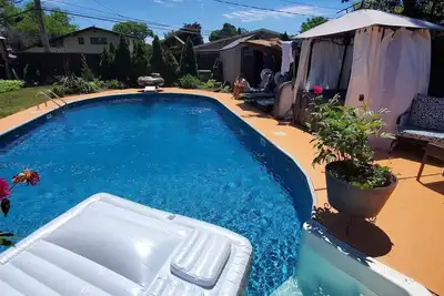 Image de Driving distance from stony brook University. Pool an separate  hot tub. , . . . . . . .