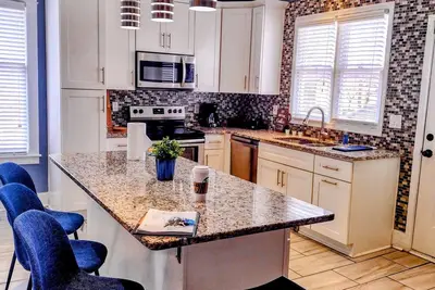 Image de Private 3 bd/2. 5 ba close to Downtown & Medical District