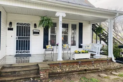 Image de Historic Downtown Victorian Grace. . . . . Downtown Sevierville