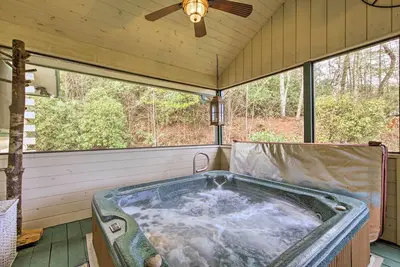 Image de Ellijay Cabin with Porch & Private Hot Tub!