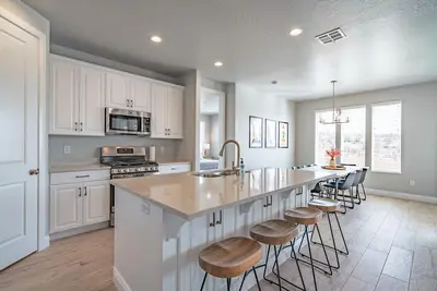 Image de Paseos Place: Spacious new 5br near Zion Ntl Park with Pool!
