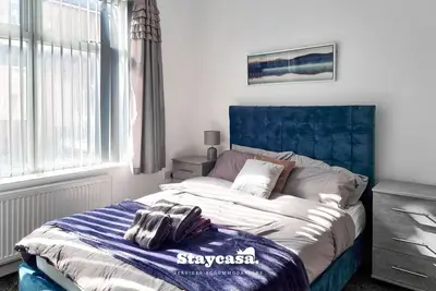 Image de Cosy 4-Bed Home with On-street parking