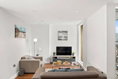 Modern 2-Bed Apartment with Large Balcony