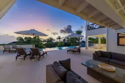 Image de Estate with 8 bedrooms featuring a beautiful uninterrupted view along the West C