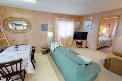 Image de Sweet 2brm + 1bath Cottage with Lake Access + Mooring! Fish! Boat!