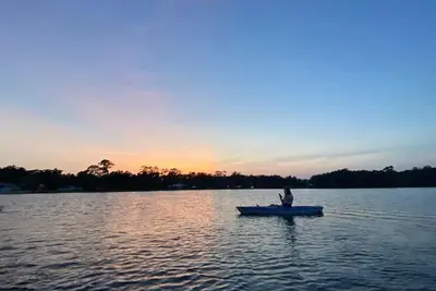 Image de The little Lake House - Beautiful Lake Front Cottage - Close to Everything