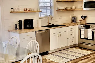 Image de Cozy Cottage with Hot tub & Firepit! Near the Beach & Sound!