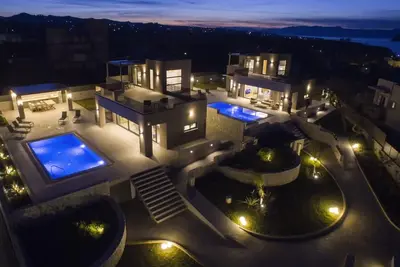 Image de New Lux villa★Sauna & Jacuzzi★2 Private Heated Pool★ 24sleeps★Walk to everything