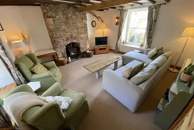 Image de Cosy lakeside cottage in the heart of the village