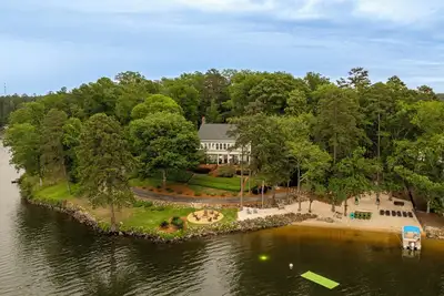 Image de Exclusive Peninsula Retreat on Lake Murray – Beach, Fire Pit & Stunning Sunsets
