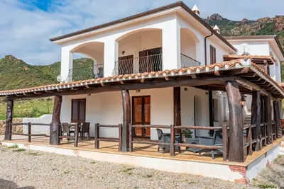 Image de Su Castangiu1, appartement dans une villa avec piscine et terrain de football Ă