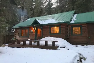 Image de Adorable updated cabin walking distance to the lake!