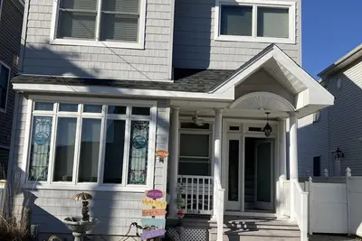 Image de Charming Beach Home Nestled Between Ocean & Bay with Hot Tub. 2 min walk to beach