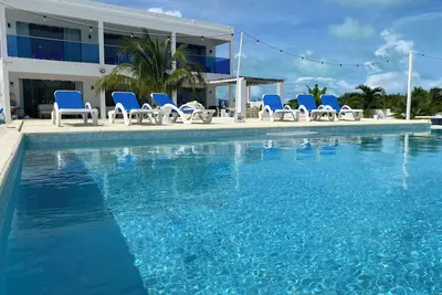 Image de Fabulous Penthouse Condo with great sea views.