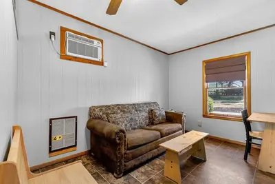 Image de Red Cedar Cabin - Bring Your Boat, Enjoy The Swim Dock, Kayaks, Pool, and Views! | 5