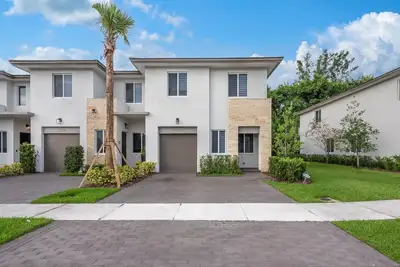Image de Townhome in the Heart of Royal Palm