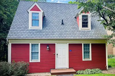 Image de Charming Lakeside Cottage with resort amenities