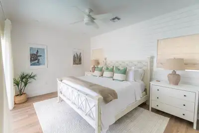 Image de Renovated Beach Cottage w/ Private Pool Steps Away from the Sea