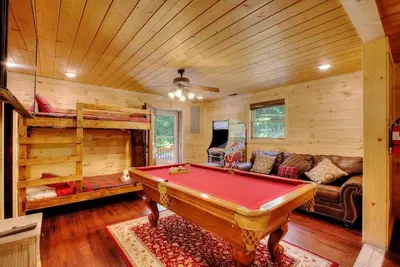 Image de New! ! Perfect for big groups! Firepit, pool table, movie room, hot tub!