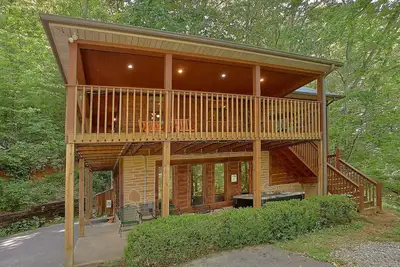 Image de New! Pool access! 10 mins to Pf! Hot tub, outdoor firepit, pool table!