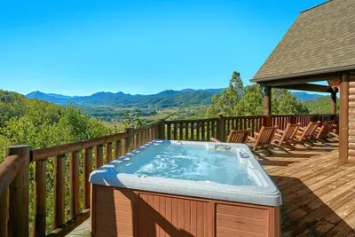 Image de New! Amazing 180 degree view of Wears Valley! Hot tub! Pool table! Firepit!