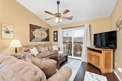 Image de Stunning Lake View Penthouse - Pool - Close to Sdc