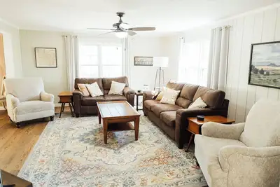 Image de New HotTub! Spacious cottage convenient to town, wineries & outdoor adventures!