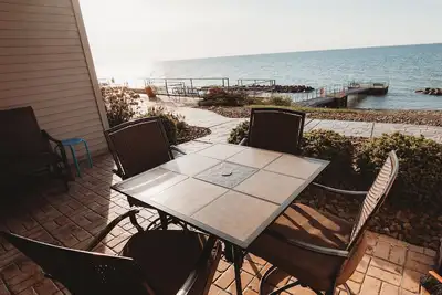 Image de Beach Level Condo L08 -2 Br/2 Ba Walk right out to the Private Beach!