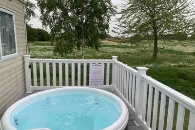 Lovely 3-Bed Caravan with Hot Tub in Lincolnshire