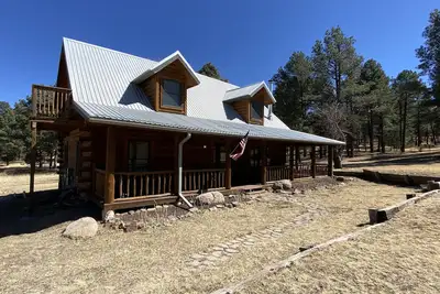 Image de Cozy, Warm Log Cabin on 2 Acres!