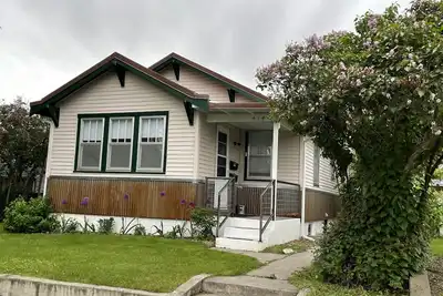 Image de Downtown 2 bed/1 bath with deck and back yard