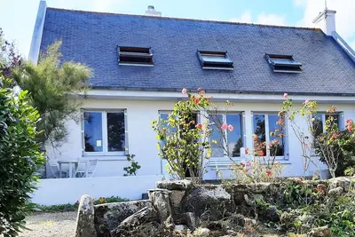 Image de Calme villa en bord de mer, entourée d'un grand jardin arboré