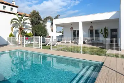 Image de Villa Blanca avec piscine, Wi-Fi, climatisation, terrasse et jardin.